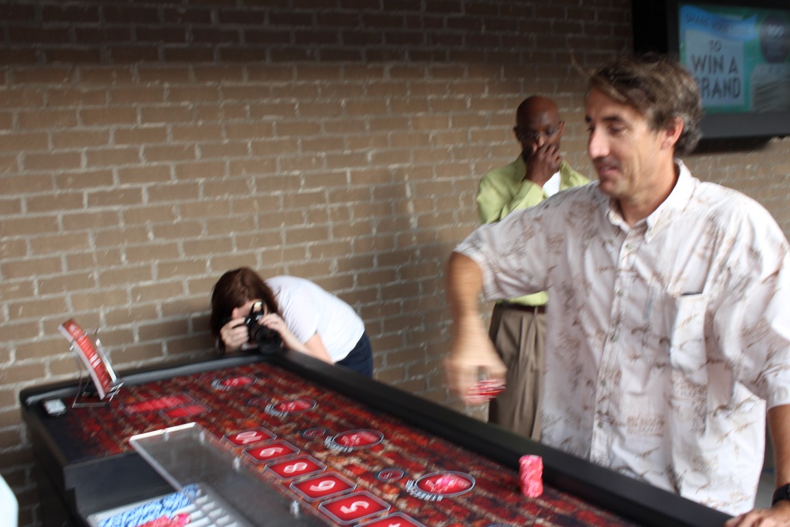 Майк играет в уличные кости