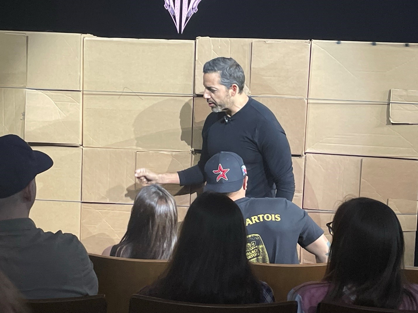 показывать